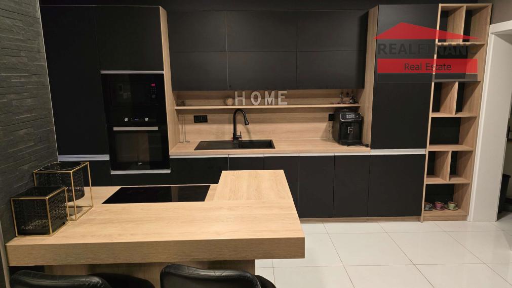 100% aktuálny! 8 ročná novostavba 6 izbového Rodinného Domu s 2 garážou na  pozemku 603 m2.