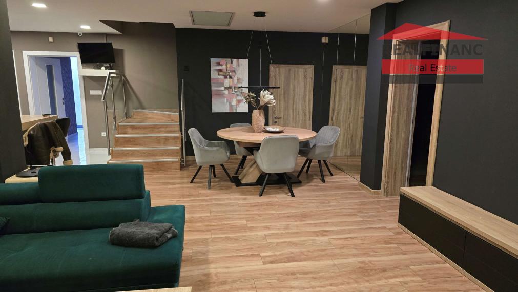 100% aktuálny! 8 ročná novostavba 6 izbového Rodinného Domu s 2 garážou na  pozemku 603 m2.