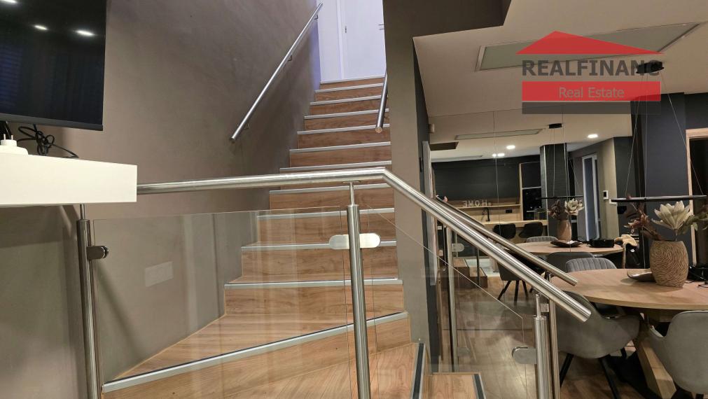 100% aktuálny! 8 ročná novostavba 6 izbového Rodinného Domu s 2 garážou na  pozemku 603 m2.