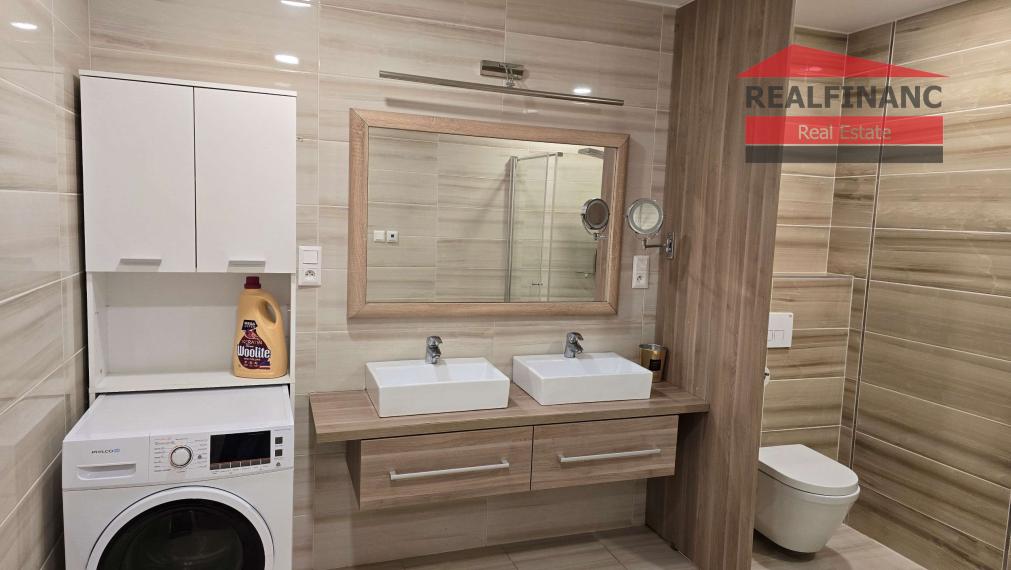 100% aktuálny! 8 ročná novostavba 6 izbového Rodinného Domu s 2 garážou na  pozemku 603 m2.