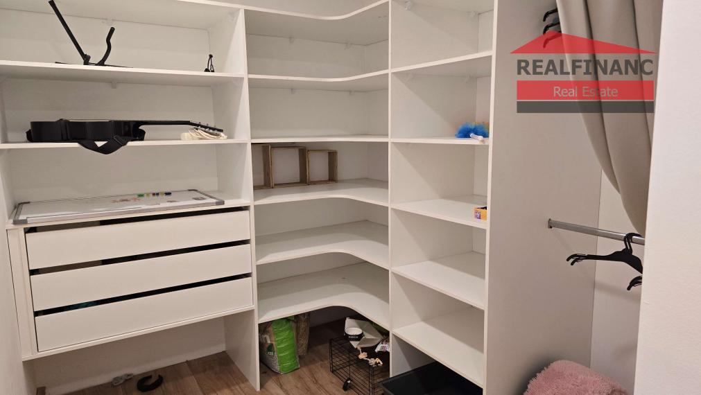 100% aktuálny! 8 ročná novostavba 6 izbového Rodinného Domu s 2 garážou na  pozemku 603 m2.