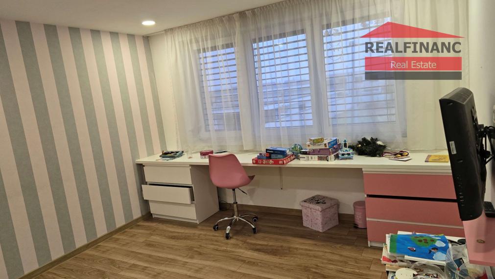 100% aktuálny! 8 ročná novostavba 6 izbového Rodinného Domu s 2 garážou na  pozemku 603 m2.