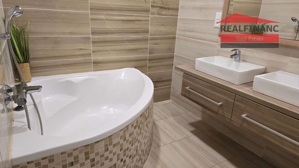 100% aktuálny! 8 ročná novostavba 6 izbového Rodinného Domu s 2 garážou na  pozemku 603 m2.