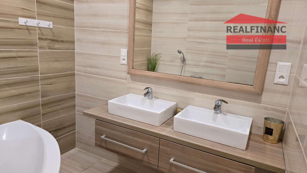 100% aktuálny! 8 ročná novostavba 6 izbového Rodinného Domu s 2 garážou na  pozemku 603 m2.