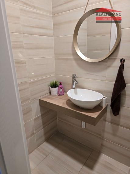 100% aktuálny! 8 ročná novostavba 6 izbového Rodinného Domu s 2 garážou na  pozemku 603 m2.