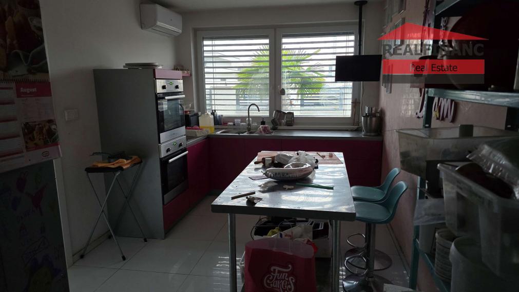 100% aktuálny! 8 ročná novostavba 6 izbového Rodinného Domu s 2 garážou na  pozemku 603 m2.