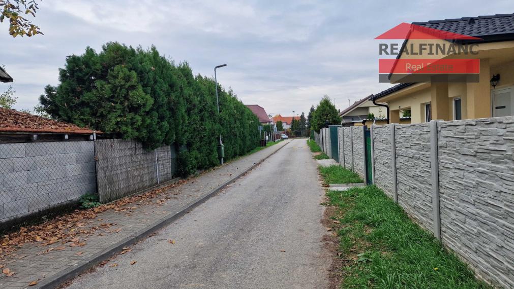 REALFINANC – 100% aktuálny! Stavebný pozemok celkom 959 m2, tichá ulica obec Madunice !!!