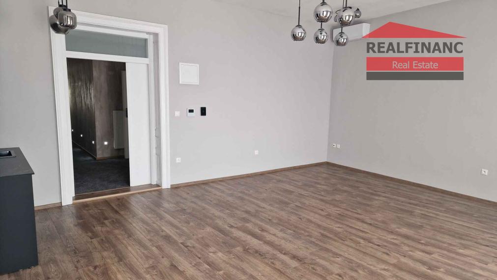 REALFINANC 100% aktuálny – Reprezentatívny moderný priestor v historickom centre mesta Trnava.