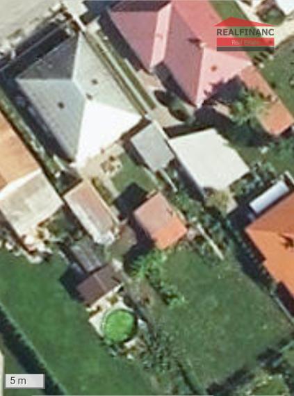 REALFINANC – 100% aktuálny! Čiastočne zrekonštruovaný rodinný dom so samostatnou garážou na pozemku o výmere 703 m2.