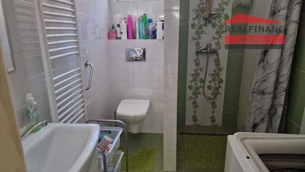 REALFINANC – 100% aktuálny! Čiastočne zrekonštruovaný rodinný dom so samostatnou garážou na pozemku o výmere 703 m2.