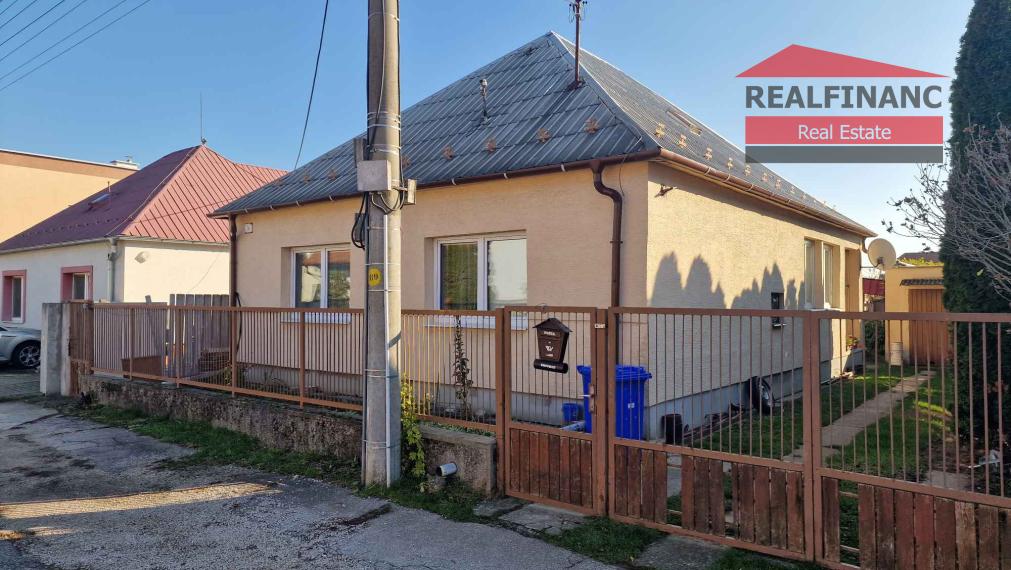 REALFINANC – 100% aktuálny! Čiastočne zrekonštruovaný rodinný dom so samostatnou garážou na pozemku o výmere 703 m2.