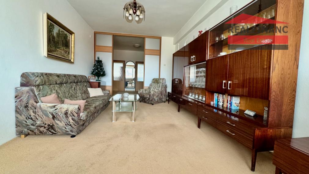 Ponúkam na predaj v centre mesta veľký tehlový 3 izbový byt s halou + veľká loggia veľkou pivnicou a garážou v uzatvorenom dvore