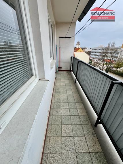 Ponúkam na predaj v centre mesta veľký tehlový 3 izbový byt s halou + veľká loggia veľkou pivnicou a garážou v uzatvorenom dvore