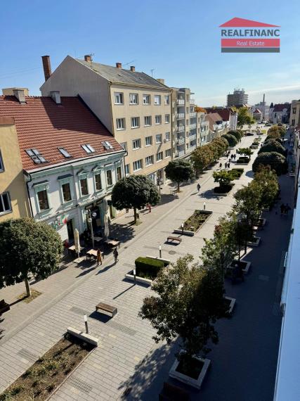 Ponúkam na predaj v centre mesta veľký tehlový 3 izbový byt s halou + veľká loggia veľkou pivnicou a garážou v uzatvorenom dvore