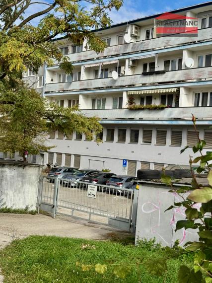 Ponúkam na predaj v centre mesta veľký tehlový 3 izbový byt s halou + veľká loggia veľkou pivnicou a garážou v uzatvorenom dvore