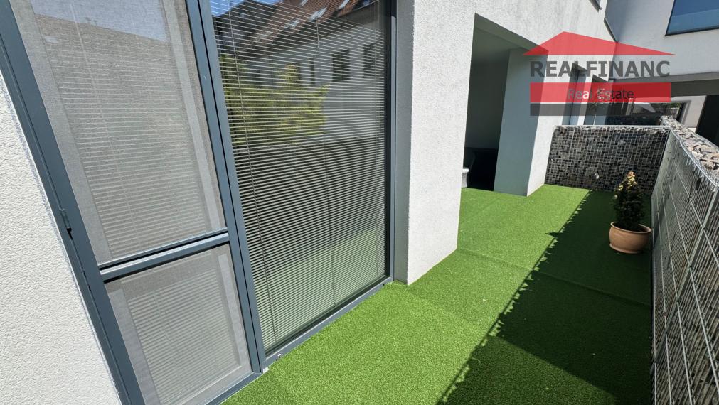 # CITY RESIDENCE # Exkluzívny 2.-izb. kompletne zariadený byt s terasou, 2x šatník, park. miesto, CENTRUM MESTA