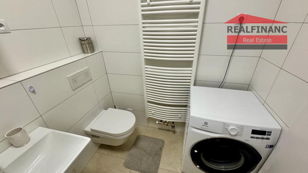 # CITY RESIDENCE # Exkluzívny 2.-izb. kompletne zariadený byt s terasou, 2x šatník, park. miesto, CENTRUM MESTA