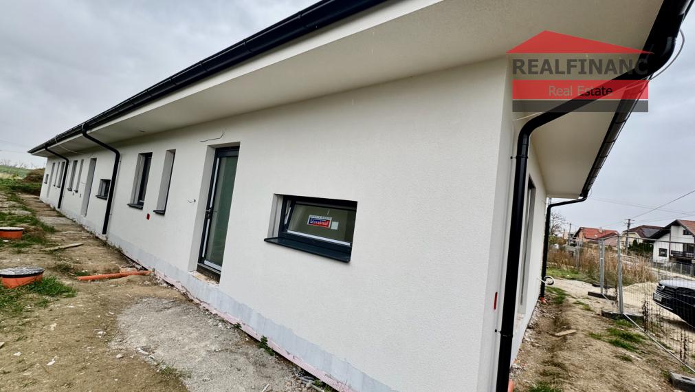 Na predaj NOVOSTAVBA 4.-izb. RD (v radovej zástavbe), hliníkové žalúzie, 2x park. miesto, 130m2 záhrada, obec Dolná Krupá