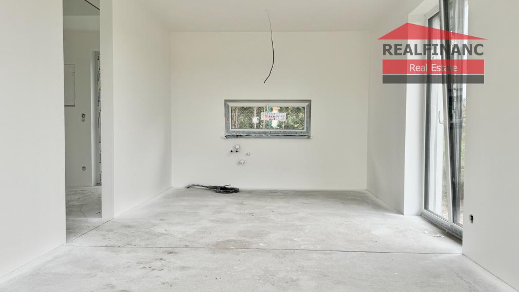 Na predaj NOVOSTAVBA 4.-izb. RD (v radovej zástavbe), hliníkové žalúzie, 2x park. miesto, 130m2 záhrada, obec Dolná Krupá