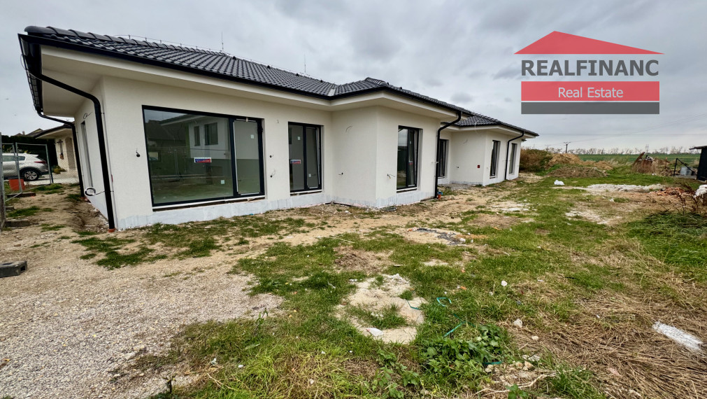 Na predaj NOVOSTAVBA 4.-izb. RD (v radovej zástavbe), hliníkové žalúzie, 2x park. miesto, 218m2 záhrada, obec Dolná Krupá