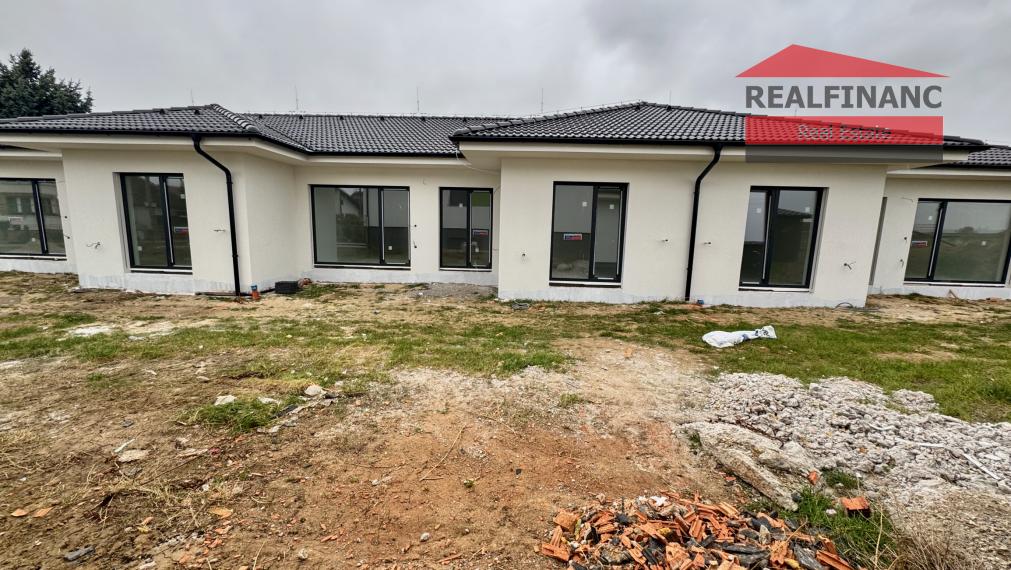 Na predaj NOVOSTAVBA 4.-izb. RD (v radovej zástavbe), hliníkové žalúzie, 2x park. miesto, 218m2 záhrada, obec Dolná Krupá