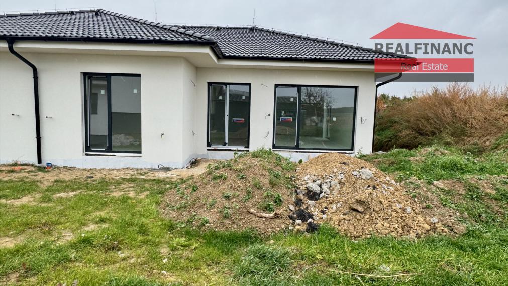 Na predaj NOVOSTAVBA 4.-izb. RD (v radovej zástavbe), hliníkové žalúzie, 2x park. miesto, 218m2 záhrada, obec Dolná Krupá