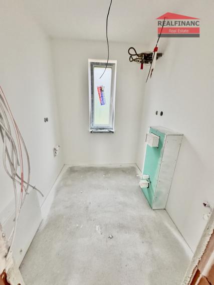 Na predaj NOVOSTAVBA 4.-izb. RD (v radovej zástavbe), hliníkové žalúzie, 2x park. miesto, 218m2 záhrada, obec Dolná Krupá