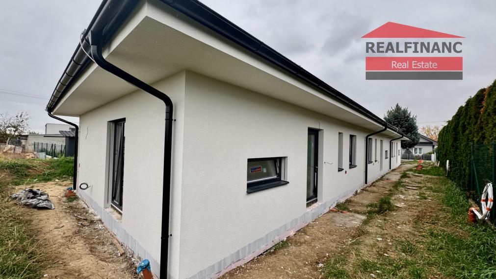 Na predaj NOVOSTAVBA 4.-izb. RD (v radovej zástavbe), hliníkové žalúzie, 2x park. miesto, 140m2 záhrada, obec Dolná Krupá