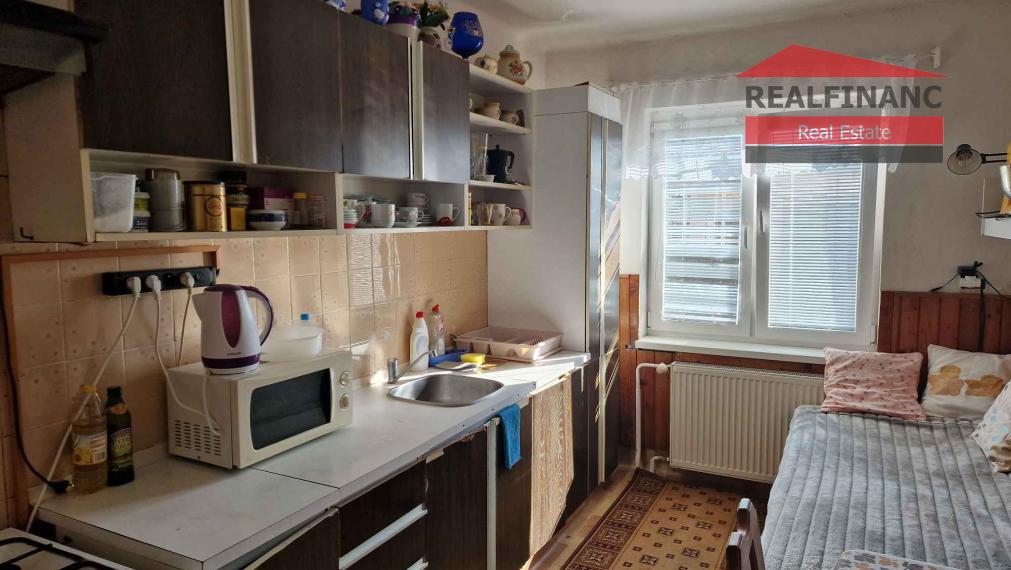 REALFINANC – 100% aktuálny! Čiastočne zrekonštruovaný rodinný dom so samostatnou garážou na pozemku o výmere 703 m2.