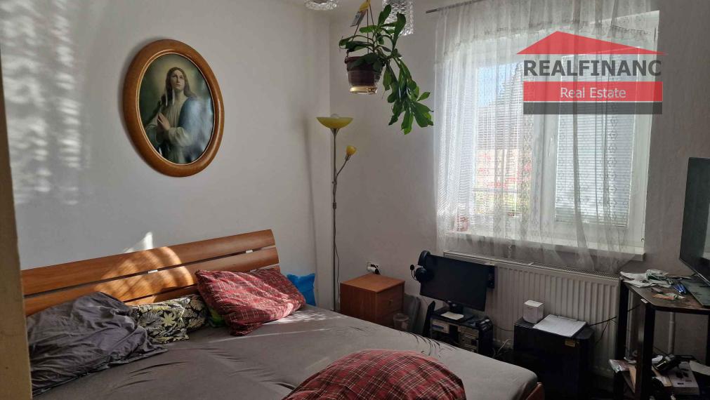 REALFINANC – 100% aktuálny! Čiastočne zrekonštruovaný rodinný dom so samostatnou garážou na pozemku o výmere 703 m2.