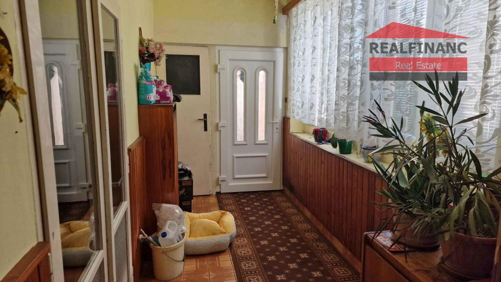 REALFINANC – 100% aktuálny! Čiastočne zrekonštruovaný rodinný dom so samostatnou garážou na pozemku o výmere 703 m2.
