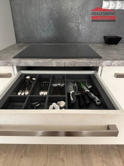 # CITY RESIDENCE # Exkluzívny 2.-izb. kompletne zariadený byt s terasou, 2x šatník, park. miesto, CENTRUM MESTA