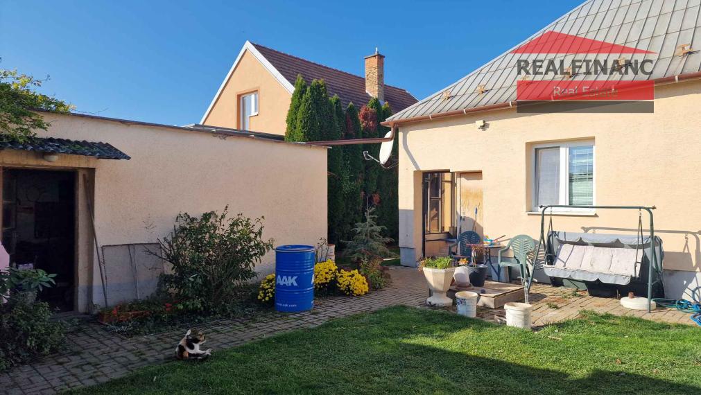 REALFINANC – 100% aktuálny! Čiastočne zrekonštruovaný rodinný dom so samostatnou garážou na pozemku o výmere 703 m2.