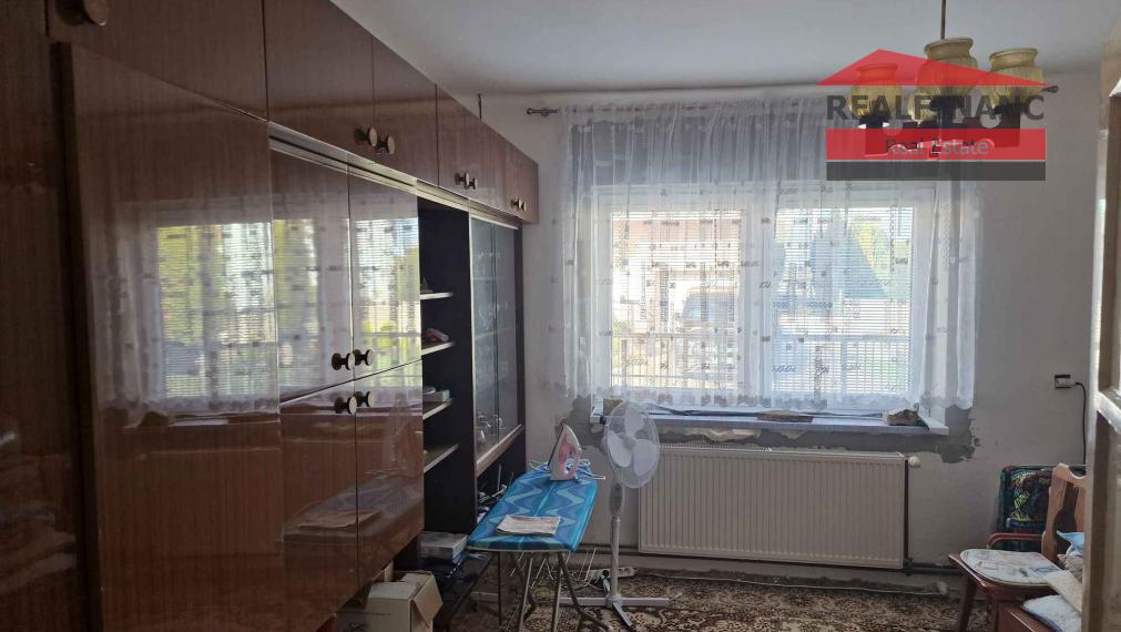 REALFINANC – 100% aktuálny! Čiastočne zrekonštruovaný rodinný dom so samostatnou garážou na pozemku o výmere 703 m2.