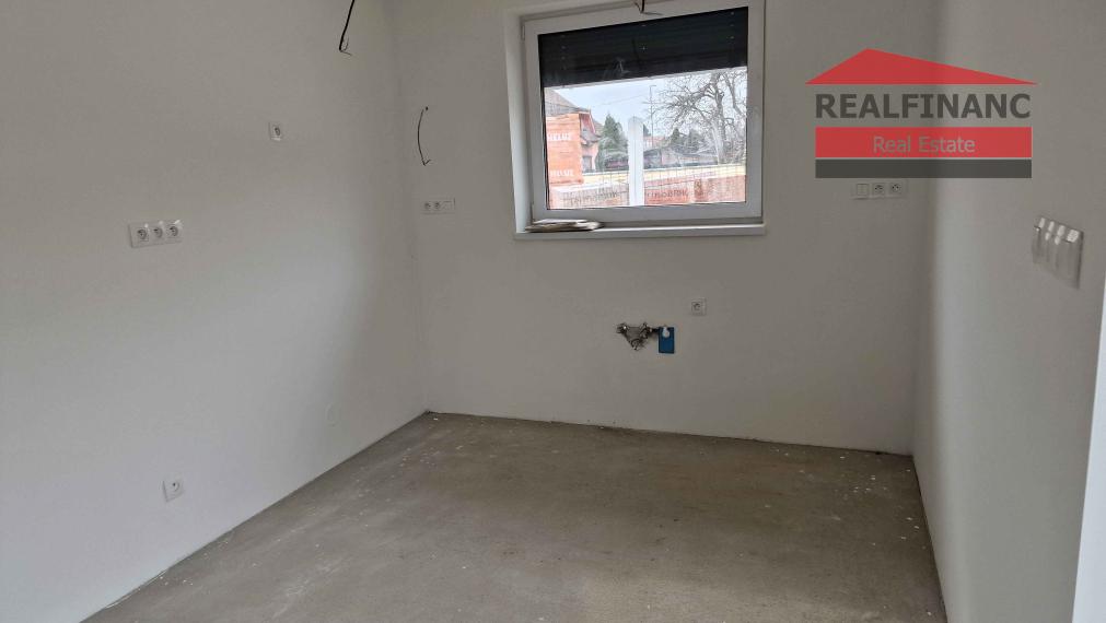 100% aktuálny ! Novostavba 4 izbový Rodinný Dom, 3x parkovacie miesto, pozemok 304 m2, fotovoltaika, Hrnčiarovce nad Parnou !