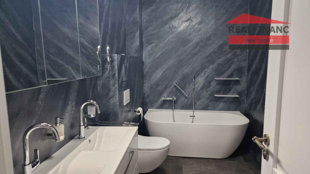 REALFINANC 100% aktuálny – Reprezentatívny moderný priestor v historickom centre mesta Trnava.