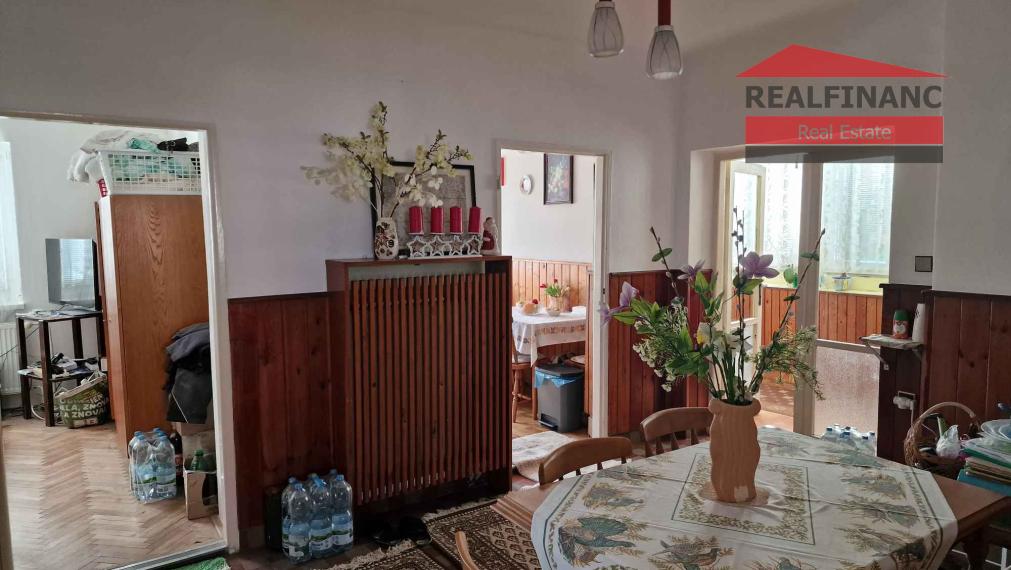 REALFINANC – 100% aktuálny! Čiastočne zrekonštruovaný rodinný dom so samostatnou garážou na pozemku o výmere 703 m2.
