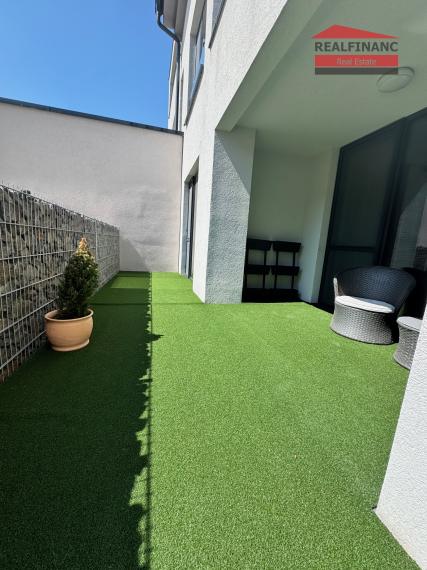 # CITY RESIDENCE # Exkluzívny 2.-izb. kompletne zariadený byt s terasou, 2x šatník, park. miesto, CENTRUM MESTA