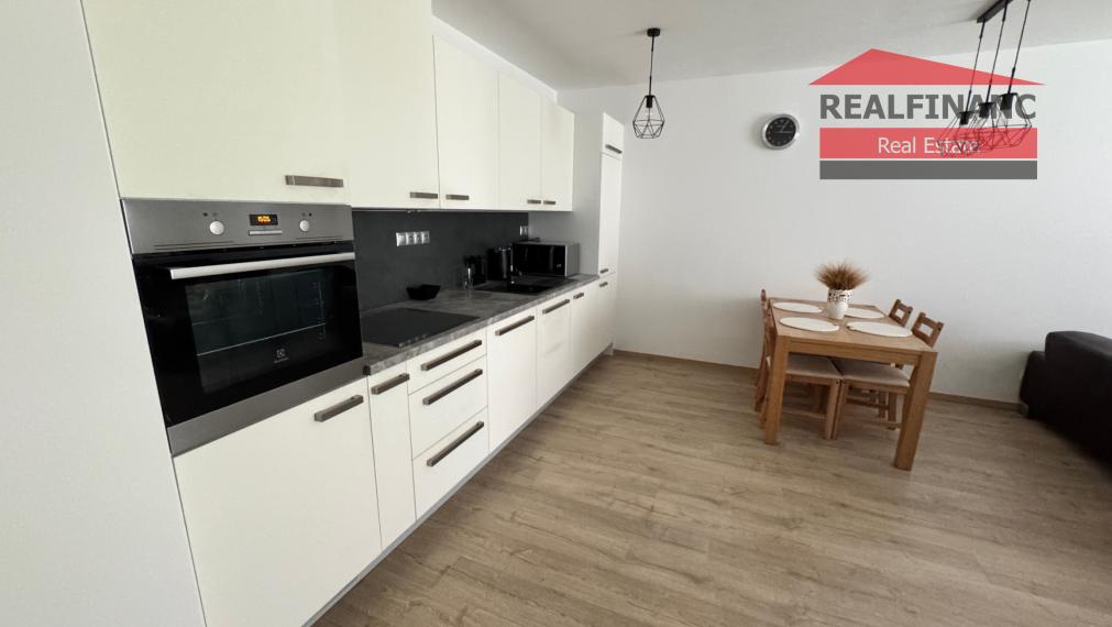 # CITY RESIDENCE # Exkluzívny 2.-izb. kompletne zariadený byt s terasou, 2x šatník, park. miesto, CENTRUM MESTA