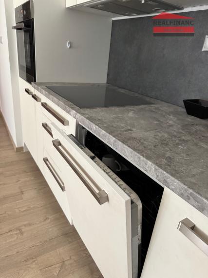 # CITY RESIDENCE # Exkluzívny 2.-izb. kompletne zariadený byt s terasou, 2x šatník, park. miesto, CENTRUM MESTA