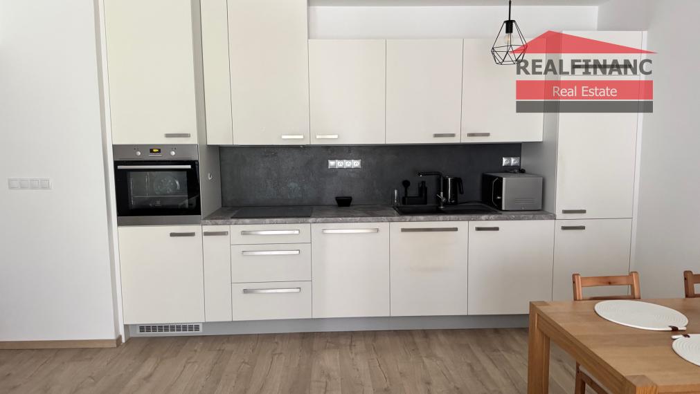 # CITY RESIDENCE # Exkluzívny 2.-izb. kompletne zariadený byt s terasou, 2x šatník, park. miesto, CENTRUM MESTA