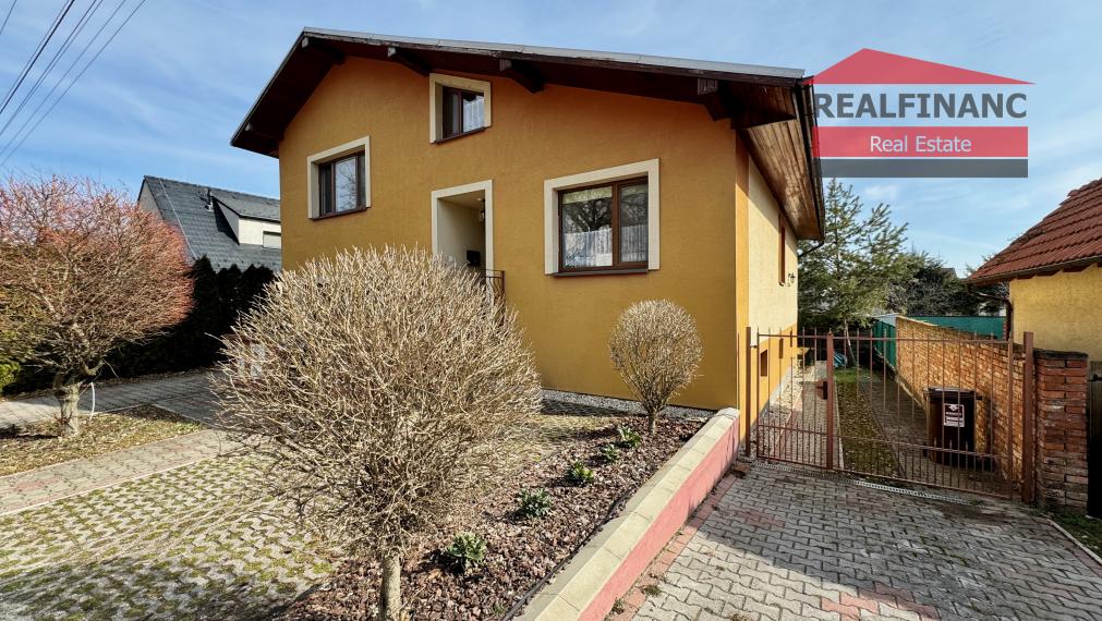 TOP PONUKA!! Na predaj priestranný 6.-izb. dvojgeneračný dom s garážou, 4x kúpeľňa, 612m2 pozemok, obec Smolenice