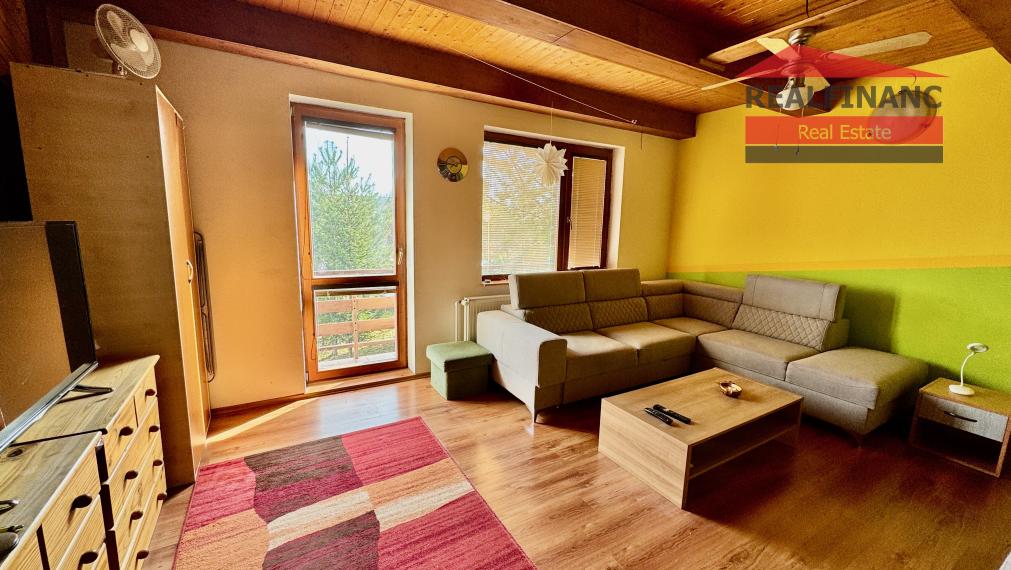 TOP PONUKA!! Na predaj priestranný 6.-izb. dvojgeneračný dom s garážou, 4x kúpeľňa, 612m2 pozemok, obec Smolenice