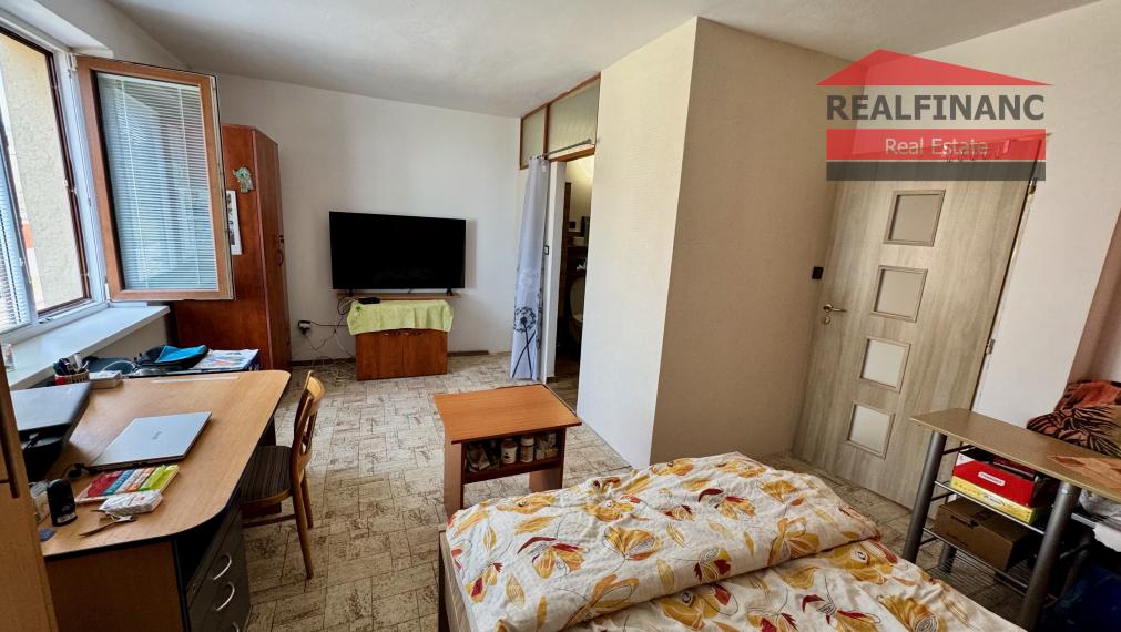 TOP PONUKA!! Na predaj priestranný 6.-izb. dvojgeneračný dom s garážou, 4x kúpeľňa, 612m2 pozemok, obec Smolenice