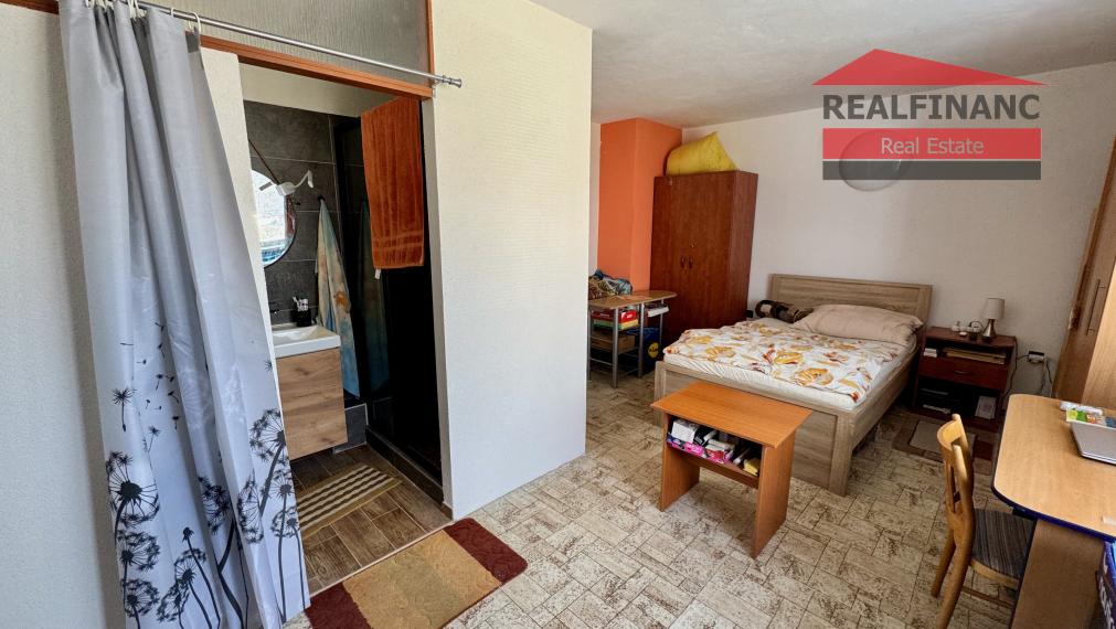 TOP PONUKA!! Na predaj priestranný 6.-izb. dvojgeneračný dom s garážou, 4x kúpeľňa, 612m2 pozemok, obec Smolenice