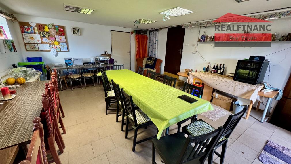 TOP PONUKA!! Na predaj priestranný 6.-izb. dvojgeneračný dom s garážou, 4x kúpeľňa, 612m2 pozemok, obec Smolenice