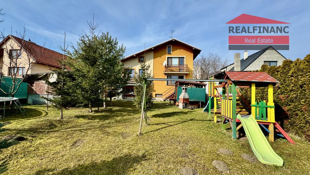 TOP PONUKA!! Na predaj priestranný 6.-izb. dvojgeneračný dom s garážou, 4x kúpeľňa, 612m2 pozemok, obec Smolenice