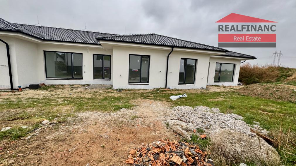 Na predaj NOVOSTAVBA 4.-izb. RD (v radovej zástavbe), hliníkové žalúzie, 2x park. miesto, 218m2 záhrada, obec Dolná Krupá