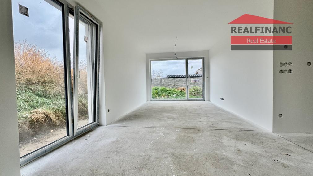 Na predaj NOVOSTAVBA 4.-izb. RD (v radovej zástavbe), hliníkové žalúzie, 2x park. miesto, 140m2 záhrada, obec Dolná Krupá