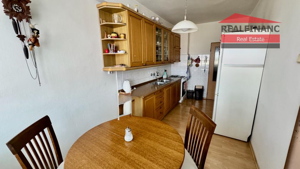 Ponúkam na predaj v centre mesta veľký tehlový 3 izbový byt s halou + veľká loggia veľkou pivnicou a garážou v uzatvorenom dvore